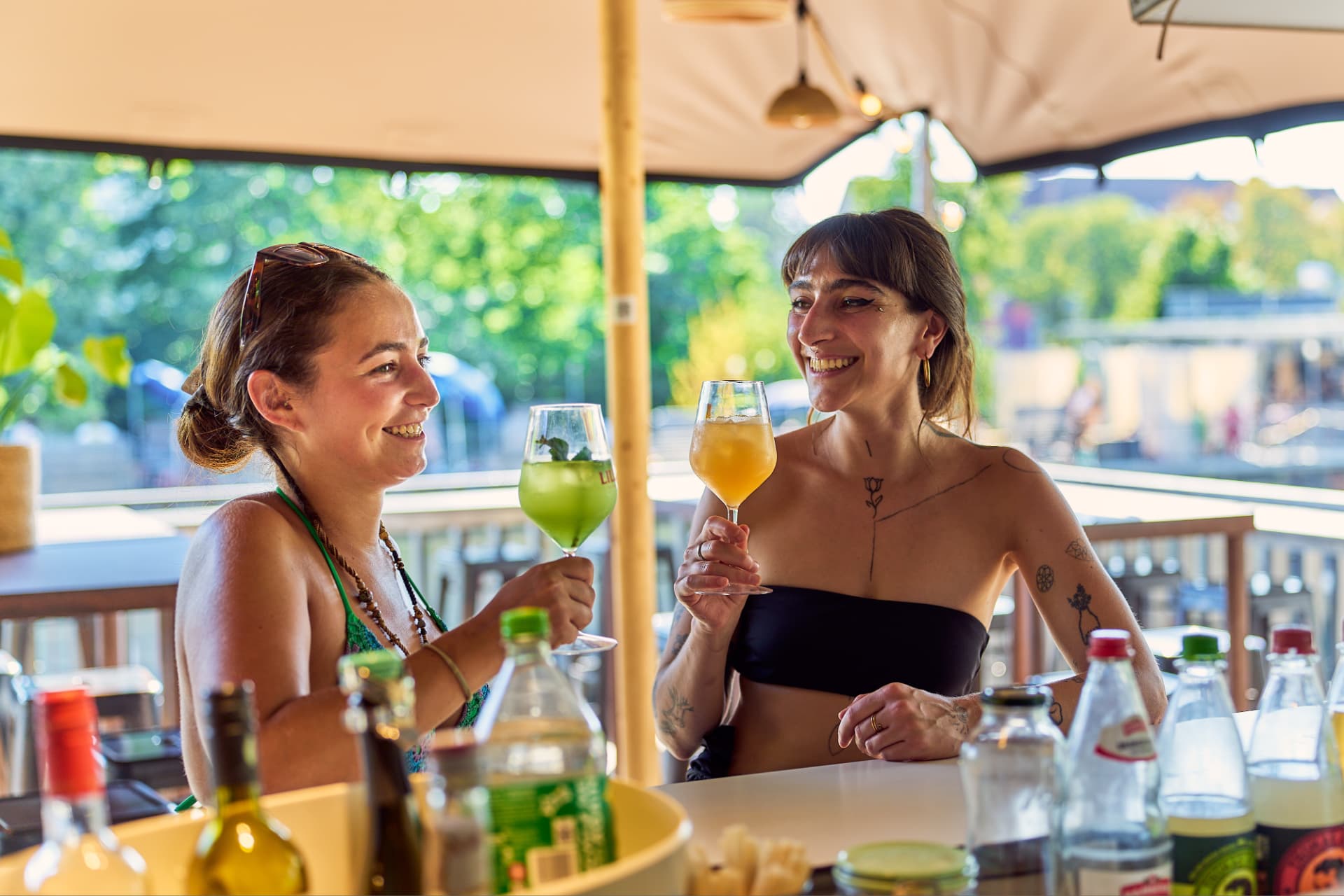 Zwei Frauen stossen an der Bar an