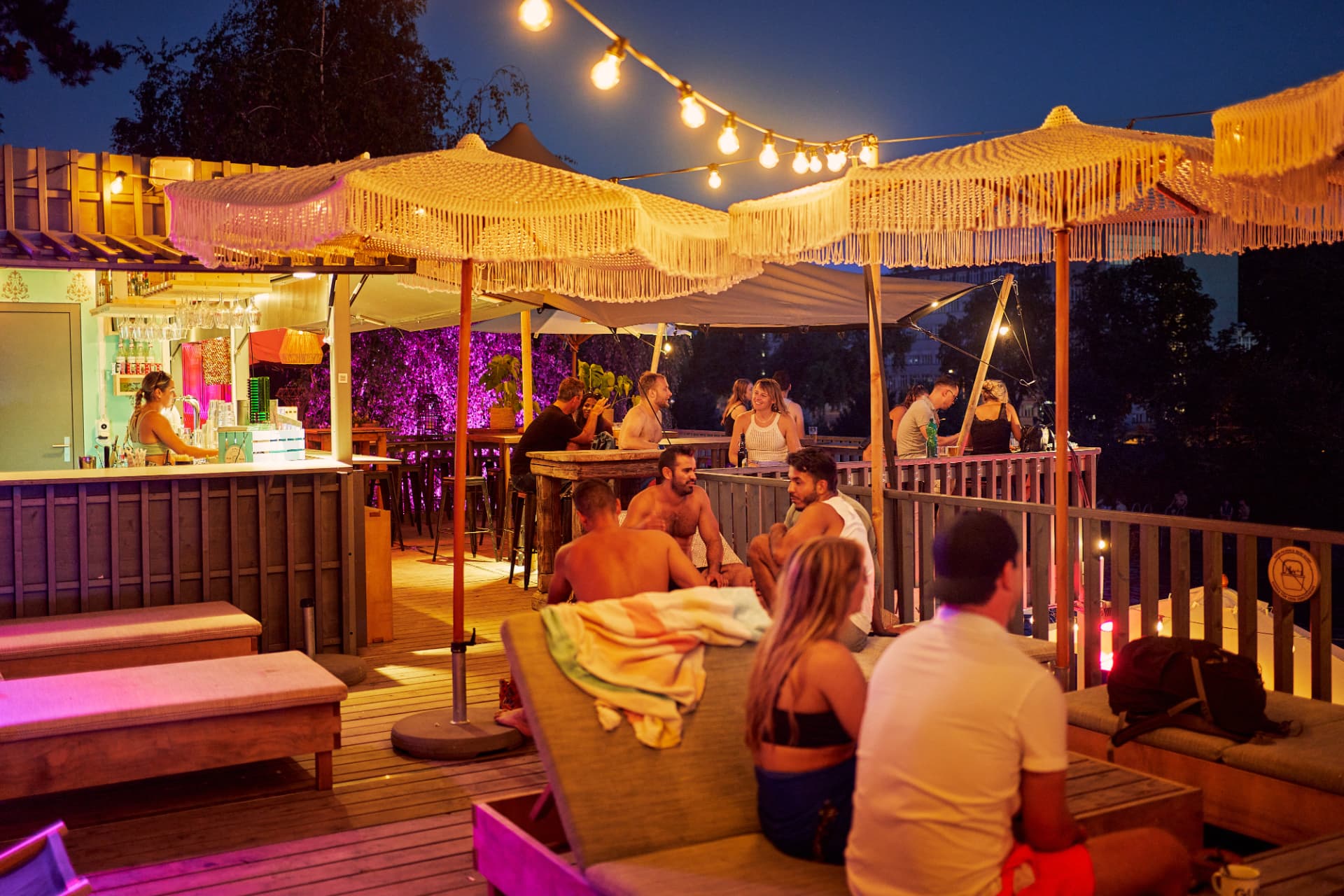 GUMP Terrasse am Abend