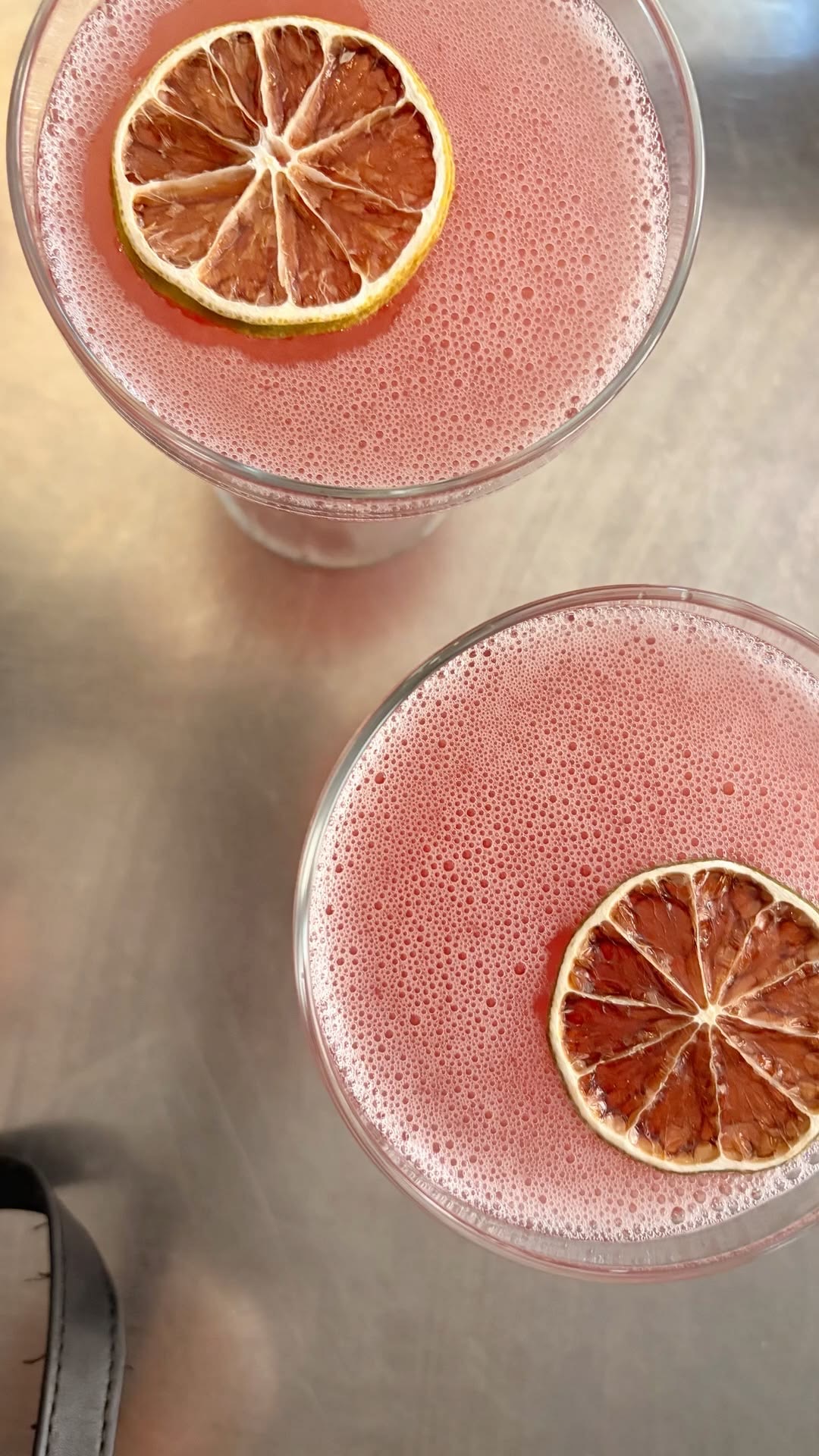 Pinke Drinks mit getrockneter Zitrone