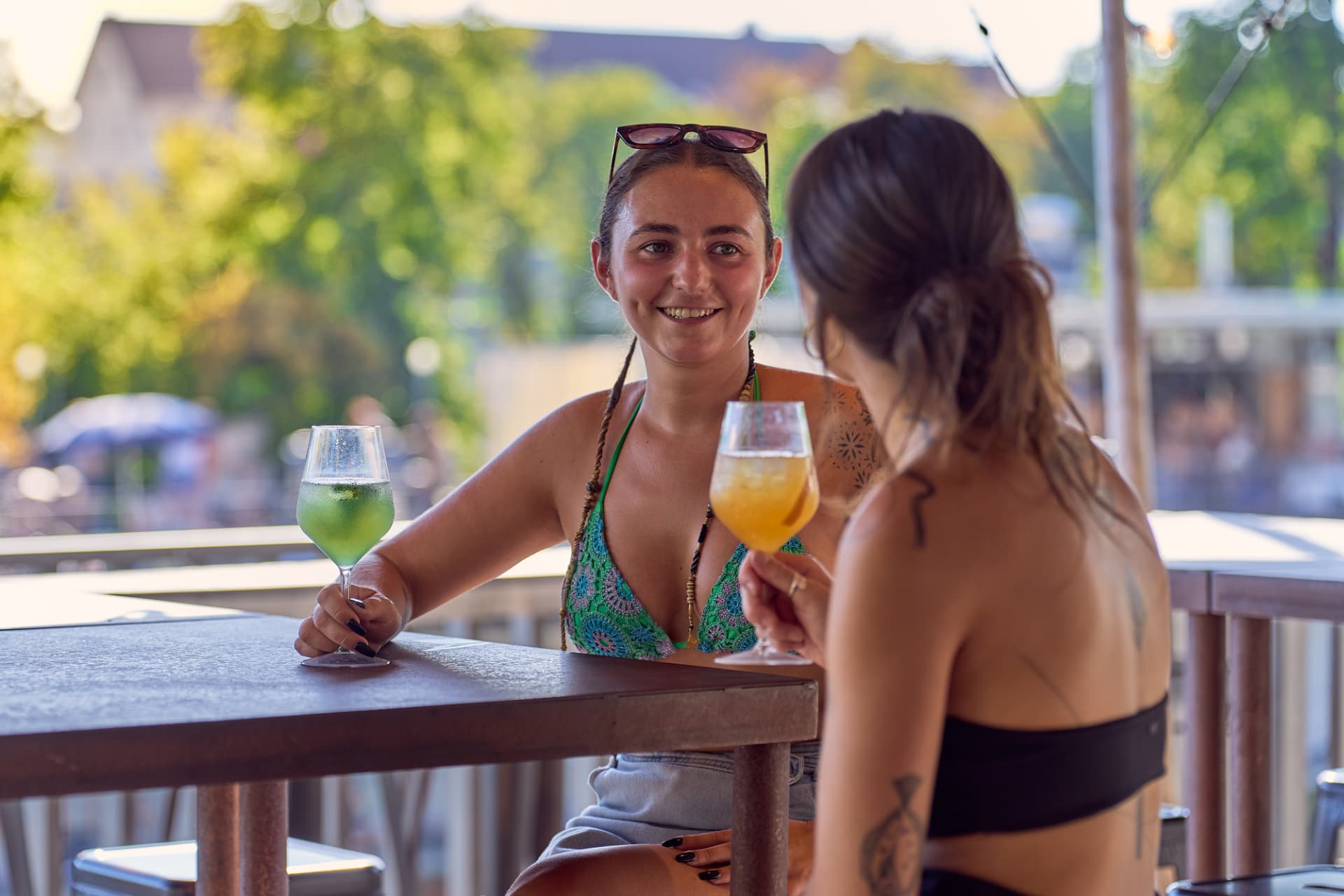 Gespräch am hohen Tisch